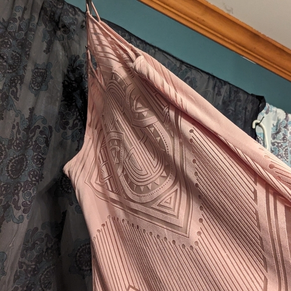 Beautiful new dress - Picture 3 of 7